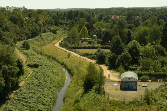 Blick von der Schnettkerbr&uuml;cke auf die Emscher in Dortmund