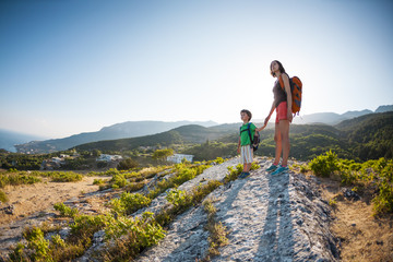 Naklejka premium A woman is traveling with a child.