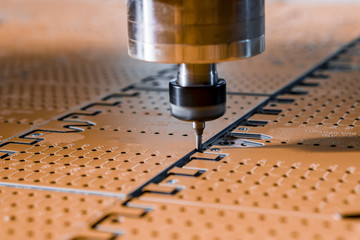 The work of a vertical milling machine. The spindle and the cutter. Clean and accurate.