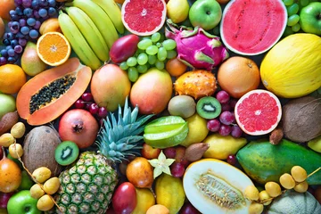 Zelfklevend Fotobehang Vruchten Assortiment van kleurrijke rijpe tropische vruchten. Bovenaanzicht