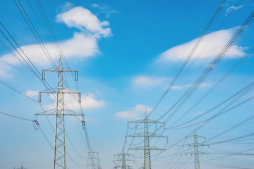 Strommast unter blauen Himmel