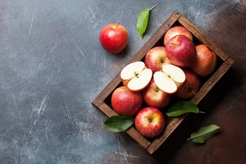 Fotobehang Rode appels in houten kist © karandaev