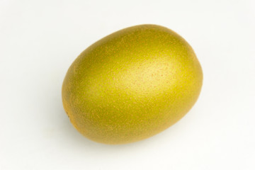 Ganze Kiwi auf weißem Hintergrund