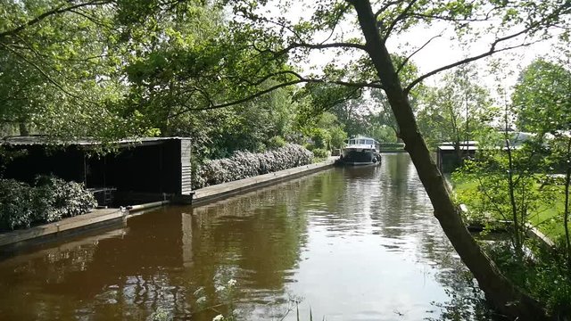Canale navigabile con house boat in Olanda