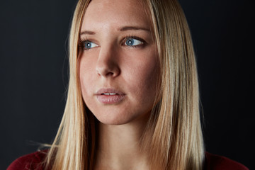 Junge schöne blonde Frau schaut zur Seite