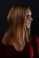 Junge Frau mit blonden Haaren im Profil