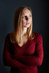 Portrait einer jungen blonden attraktiven Frau