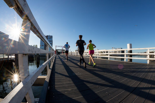 Jogger auf einer Br&uuml;cke in Kiel