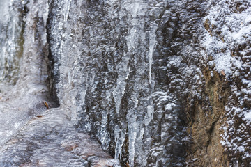 Fototapeta premium Sople na kamieniach to mroźna zima