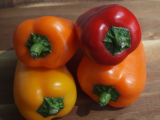 Macro von bunten snack Paprikaschoten auf einer Holzplatte