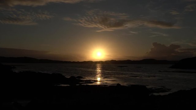 Coucher de soleil sur l'oc&eacute;an / Wide shot of the sunset on the scottish highland coast