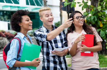 Junge Studenten auf dem Weg zur Uni