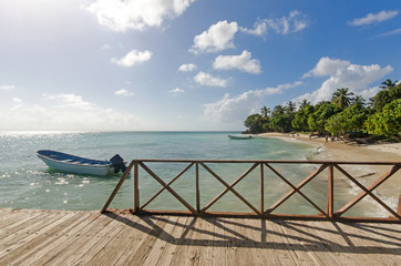 Ferien, Tourismus, Sommer, Sonne, Strand, Meer, Glück, Entspannung, Meditation: Traumurlaub an einem einsamen, karibischen Strand mit Bootssteg:)