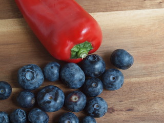 Rote snack pepperoni mit Blaubeeren auf einem Holzbrett