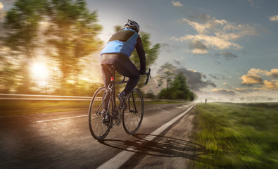 Radsportler fährt bei Sonnenuntergang
