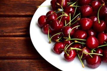 Frische Kirschen als Nachspeise auf weißen Teller