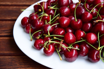 Frische Kirschen als Nachspeise auf weißen Teller