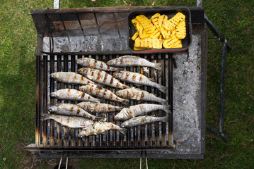 Pesce alla griglia con polenta e verdure grigliate