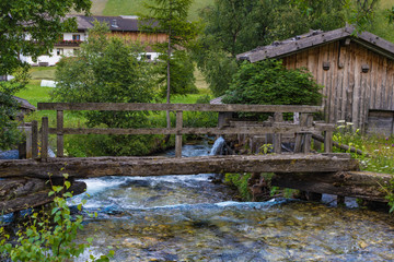 Fototapeta na wymiar Holzbrücke über Bergbach