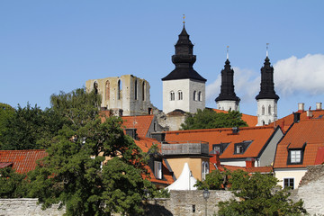 Obraz premium Towers of the Visby cathedral over the roof tops of medieval hanseatic town in Gotland Island, Sweden.