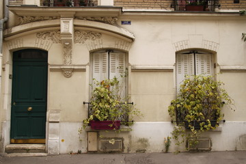 Fototapeta na wymiar Porte d'immeuble du quartier du Petit Montrouge à Paris