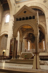 Fototapeta na wymiar Autel de l'église Saint Pierre de Montrouge à Paris 
