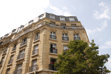 Fototapeta na wymiar Immeuble ancien du quartier Montsouris à Paris