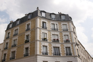 Fototapeta na wymiar Immeuble ancien du quartier Montsouris à Paris 