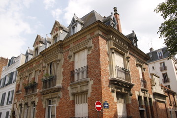Immeuble en briques du quartier Montsouris à Paris
