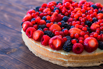 Wilder Beeren Mix mit Erdbeeren, Himbeeren, Brombeeren, Heidelbeeren und Johannisbeeren auf einem Obstkuchen.