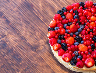 Wilder Beeren Mix mit Erdbeeren, Himbeeren, Brombeeren, Heidelbeeren und Johannisbeeren auf einem Obstkuchen.