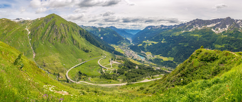 Blick auf Airolo und die Gotthard-Gruppe vom Gotthardpass aus.