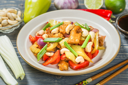 Chicken with cashew nuts. The national dish of Thai cuisine. 