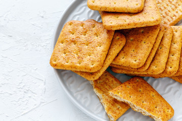Crunchy crackers with wheat bran.