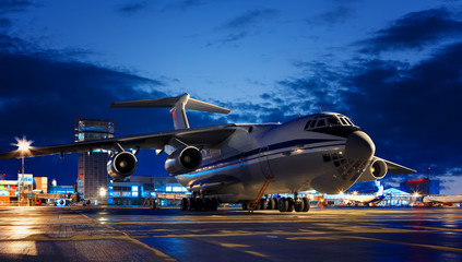 Fototapeta premium Duży rosyjski samolot towarowy IL-76 z bliska nocy na lotnisku Jekaterynburg.