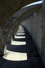 Mole mit Betonbogen schützen den Hafen