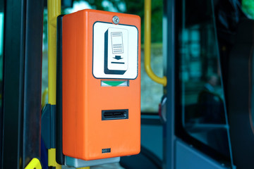 Ticketentwerter in einem Bus – Nahaufnahme mit viel Copyspace