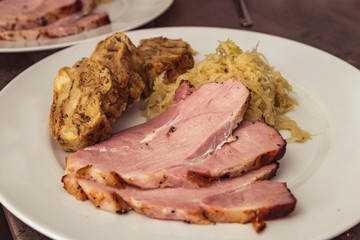 Kassler mit Sauerkraut und Semmelknödeln