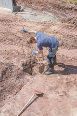 Bauarbeiter hebt Fundament aus