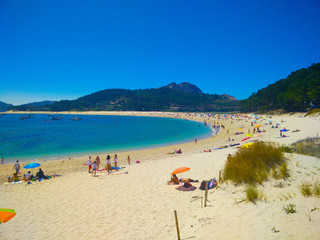 Fototapeta premium Beach of Cies Islands, in Galicia, Spain, with boats docked in front of