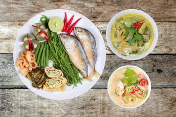 Coconut milk and fermented soy bean sauce and green curry with side dish