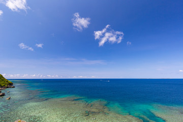 沖縄県伊良部島、サバウツガーの海岸に広がるサンゴ礁