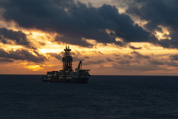 Obraz premium Sunrise over the oil towers and offshore oil rigs, MORE OPTIONS IN MY PORTFOLIO 