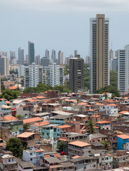 Naklejka premium Favela i budynki - Miejski kontrast społeczny