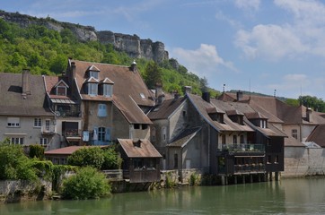 Fototapeta na wymiar Ornans sur la Loue, commune du Doubs, massif du Jura, France