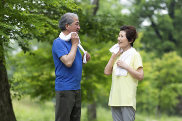 運動するシニア夫婦