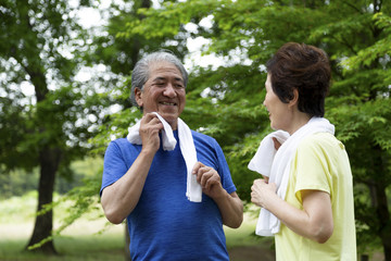 運動するシニア夫婦