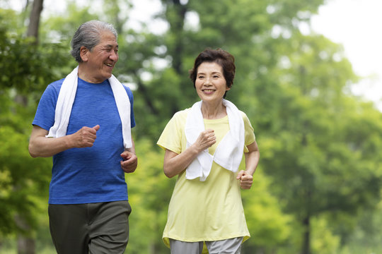 運動するシニア夫婦