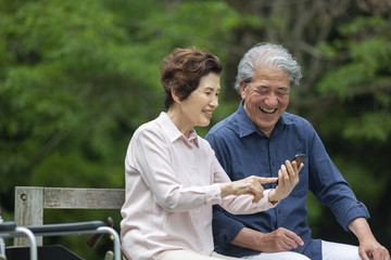 ベンチに座る老夫婦