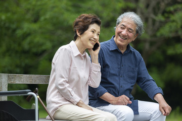 ベンチに座る老夫婦